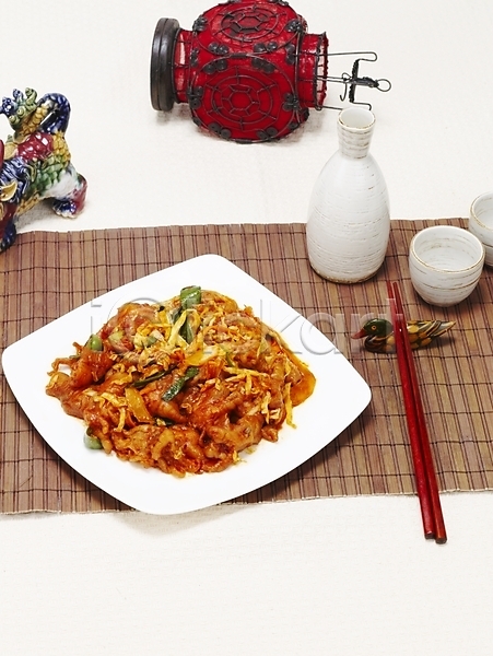 사람없음 JPG 포토 그릇 닭고기 닭발 볶음 술병 스튜디오촬영 안주 야식 요리 음식 접시 젓가락 한국 한식