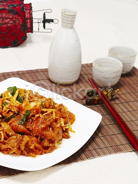 사람없음 JPG 포토 그릇 닭고기 닭발 볶음 술병 스튜디오촬영 안주 야식 요리 음식 접시 젓가락 한국 한식