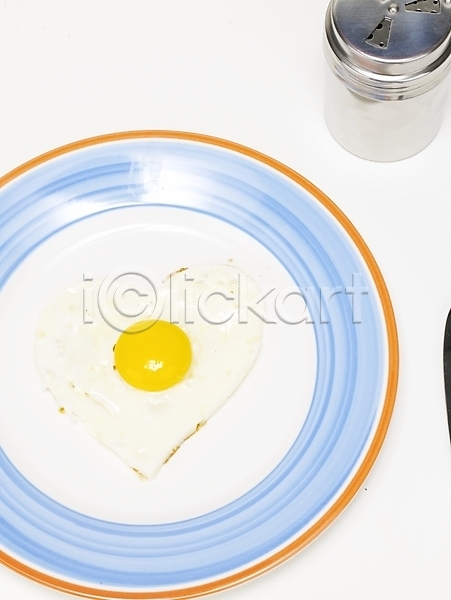 사람없음 JPG 포토 계란요리 계란프라이 노른자 반숙 서양음식 스튜디오촬영 실내 양념통 음식 접시 조미료통 하트 후라이 흰자