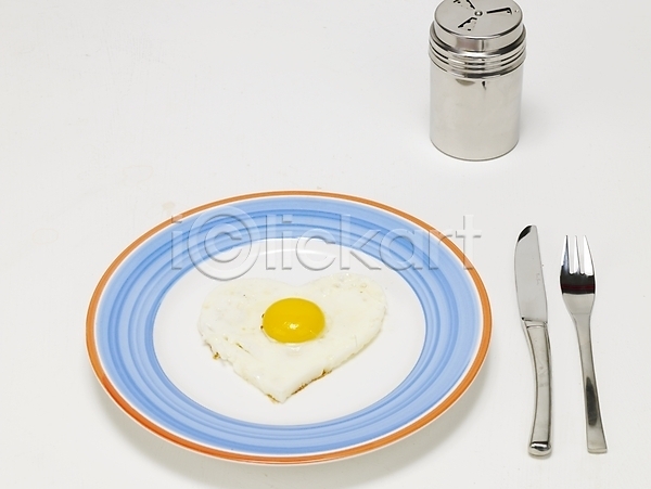 사람없음 JPG 포토 계란요리 계란프라이 나이프 노른자 반숙 서양음식 스튜디오촬영 실내 양념통 음식 접시 조미료통 포크 하트 후라이 흰자