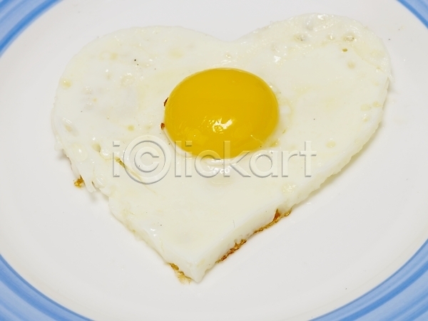 사람없음 JPG 근접촬영 포토 계란요리 계란프라이 노른자 반숙 서양음식 스튜디오촬영 실내 음식 접시 하트 후라이 흰자