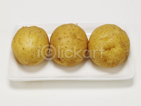 사람없음 JPG 포토 감자 세개 스튜디오촬영 식물 식재료 실내 음식 접시 채소