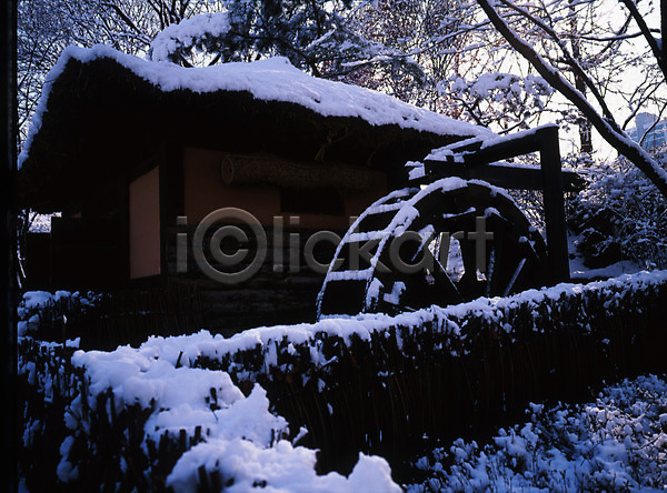 사람없음 JPG 포토 건물 건축 겨울 구조물 나무 눈(날씨) 물레방아 설경 시설물 야외 주간 주택 풍경(경치) 현대건축