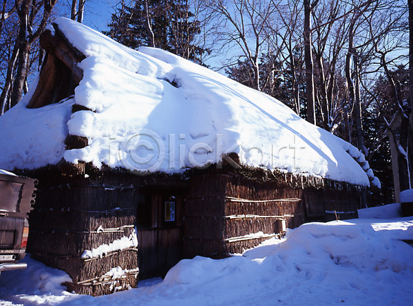 사람없음 JPG 포토 건물 건축 겨울 고건축 나무 눈(날씨) 설경 숲 시설물 식물 야외 주간 주택 초가집 풍경(경치) 하늘 한국 현대건축