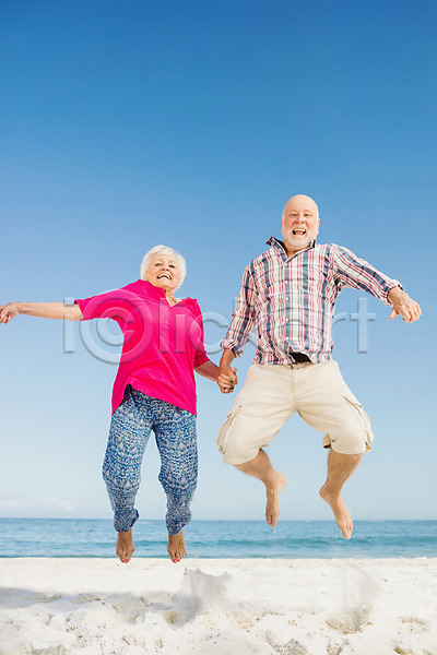 사랑 함께함 행복 60대 70대 남자 노년 노인만 두명 백인 여자 JPG 포토 해외이미지 놀이 맑음 모래 물 미소(표정) 바다 야외 여름(계절) 잡기 점프 커플 파도 해외202004 휴가