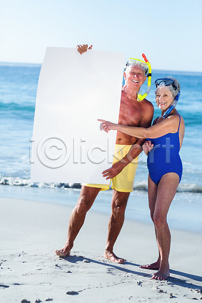 기쁨 사랑 함께함 행복 70대 남자 노년 노인만 두명 백인 여자 JPG 포토 해외이미지 고글 노후 맑음 모래 물 미소(표정) 바다 스노클링 여름(계절) 잡기 장비 커플 파도 포스터 해외202004 화창 휴가 흰색