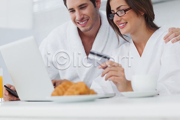 사랑 전자상거래 함께함 행복 20대 남자 두명 백인 여자 JPG 포토 해외이미지 가정 노트북 목욕가운 미소(표정) 서기 쇼핑 신용카드 실내 아침식사 온라인 인터넷 체크카드 커플 컴퓨터 탁자 해외202004