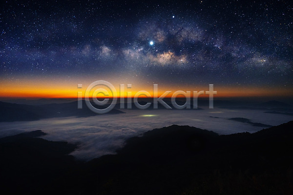 사람없음 JPG 포토 해외이미지 SF 공원 백그라운드 별 빛 산 성운 알프스 야간 야외 어둠 우주 은하계 자연 파노라마 풍경(경치) 하늘 해외202004