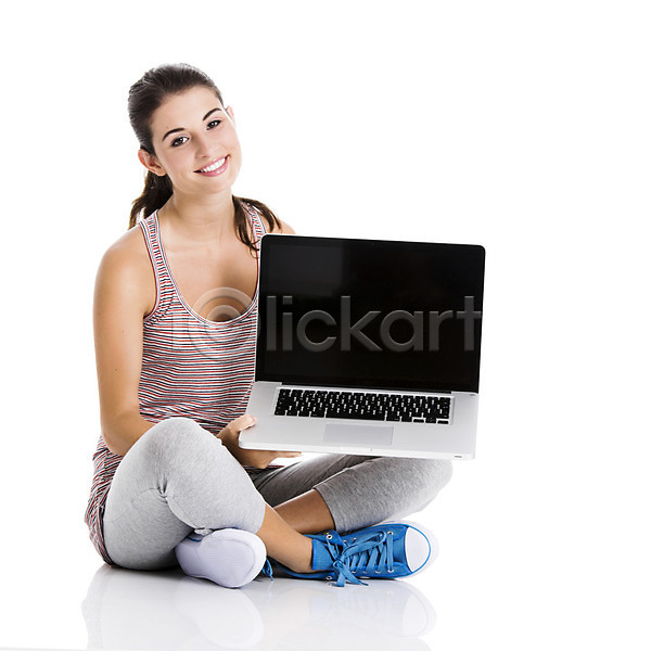 백인 사람 성인 성인여자한명만 여자 한명 JPG 포토 해외이미지 노트북 미소(표정) 발표 백그라운드 쇼 스터디 앉기 응시 컴퓨터 학생 학습 해외202004