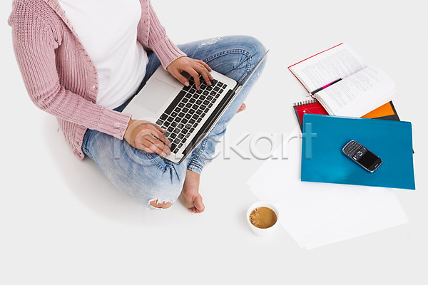 사람 성인 성인여자한명만 여자 한명 JPG 포토 해외이미지 노트북 백그라운드 스터디 앉기 책 커피 컴퓨터 학교 학생 학습 해외202004