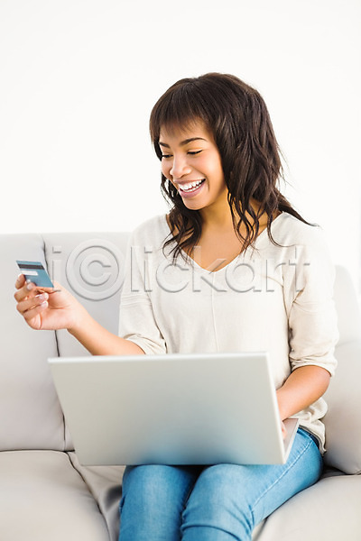 전자상거래 평화 행복 20대 여자 한명 JPG 포토 해외이미지 가정 거실 노트북 라이프스타일 미소(표정) 소파 쇼핑 신용카드 실내 온라인 인터넷 체크카드 컴퓨터 해외202004