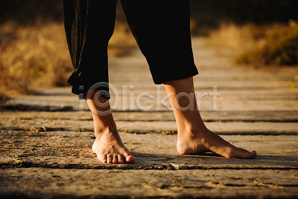 산책 백인 사람 여자 한명 JPG 포토 해외이미지 가을(계절) 길 라이프스타일 맨발 모래언덕 발 백그라운드 스타일 야외 양발 일몰 자연 해외202004