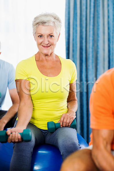 행복 60대 노년 백인 여자 한명 JPG 포토 해외이미지 강사 건강 건강관리 라이프스타일 미소(표정) 병원 스포츠 아령 앉기 에어로빅 운동 운동복 유연 의료성형뷰티 해외202004 환자