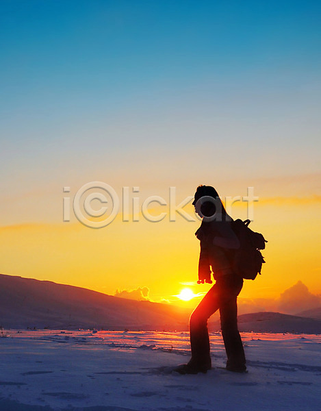 기쁨 자유 추위 사람 여자 한명 JPG 실루엣 포토 해외이미지 걷기 겨울 그림자 라이프스타일 배낭 백패커 산 서기 야외 여행 여행객 원정 일몰 자연 정상 컨셉 태양 트래킹 파란색 풍경(경치) 하늘 하이커 하이킹 해외202004
