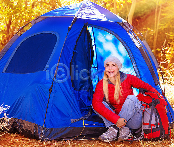 기쁨 행복 휴식 백인 사람 성인 성인여자한명만 여자 한명 JPG 앞모습 포토 해외이미지 가을(계절) 공원 라이프스타일 미소(표정) 배낭 백패커 숲 앉기 야외 여행 여행객 자연 전신 캠핑 캠핑장 텐트 해외202004 휴가