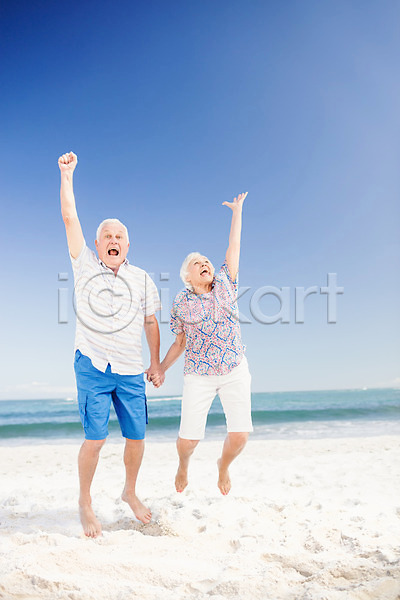 사랑 즐거움 함께함 70대 남자 노년 노인만 두명 백인 여자 JPG 포토 해외이미지 노후 놀이 맑음 모래 물 바다 야외 여름(계절) 잡기 점프 커플 파도 파란색 하늘 해외202004 햇빛 휴가