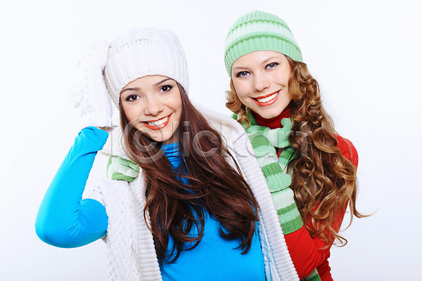 기쁨 따뜻함 행복 10대 두명 백인 사람 성인 여자 JPG 포토 해외이미지 겨울 계절 긍정 돌봄 모델 목도리 미소(표정) 백그라운드 손모아장갑 스웨터 옷 유행 해외202004 흰색