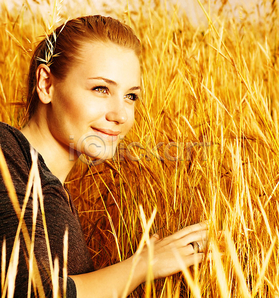 기쁨 행복 사람 성인 성인여자한명만 여자 한명 JPG 포토 해외이미지 가을(계절) 계절 금발 노란색 농업 농작물 농장 모델 미소(표정) 밀 밭 백그라운드 볏짚 식물 야외 얼굴 응시 일몰 자연 컨셉 해외202004 호밀
