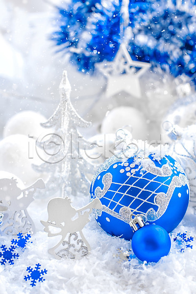 새로움 축하 행복 사람없음 JPG 포토 해외이미지 12월 겨울 계절 공 기념 눈송이 디자인 묘사 백그라운드 별 빛 선물 원형 은색 장식 장식볼 천사 축제 크리스마스 파란색 해외202004 흰색
