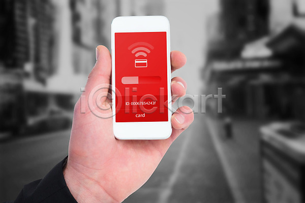 신체부위 JPG 소프트포커스 포토 해외이미지 뉴욕 도로 도시 도시풍경 들기 로딩 미국 비즈니스 비즈니스맨 빨간색 손 스마트폰 스크린 시티라이프 신용카드 와이파이 잡기 해외202004