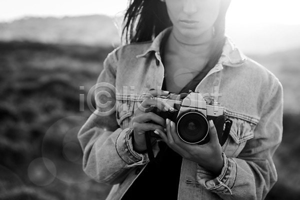 백인 사람 여자 한명 JPG 포토 해외이미지 가을(계절) 검은색 겨울 관리 라이프스타일 모래언덕 백그라운드 복고 사진사 사진촬영 스타일 야외 여행 여행객 옛날 자연 잡기 장비 카메라 컨셉 필름 해외202004 흰색