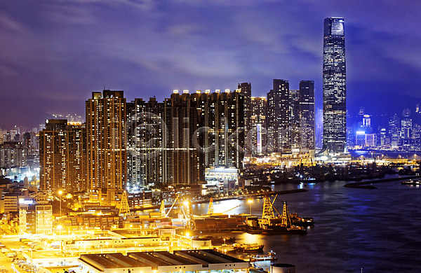 동양인 사람없음 JPG 포토 해외이미지 건축양식 고층빌딩 대도시 도시 도시풍경 도심 랜드마크 물 바다 비즈니스 빛 스카이라인 아시아 안개 야간 어둠 여행 장면 저녁 절정 중국 지역 추상 컬러풀 큼 탑 항구 해외202004 홍콩
