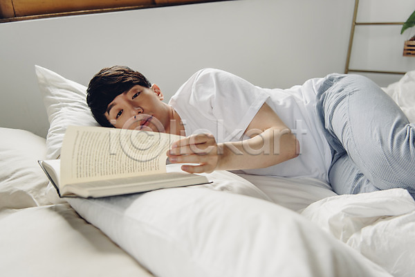 여유 휴식 20대 남자 성인 성인남자한명만 한국인 한명 JPG 앞모습 포토 눕기 독서 라이프스타일 맨라이프 상반신 실내 주말 책 침대 침실 코쿠닝족