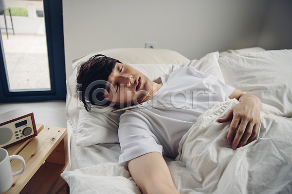여유 휴식 20대 남자 성인 성인남자한명만 한국인 한명 JPG 앞모습 포토 눈감음 눕기 라이프스타일 맨라이프 상반신 실내 잠 주말 침대 침실 코쿠닝족