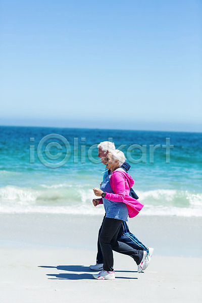 기쁨 함께함 행복 70대 남자 두명 백인 여자 JPG 포토 해외이미지 건강 걷기 달리기 라이프스타일 맑음 물 미소(표정) 바다 스포츠 커플 해외202004