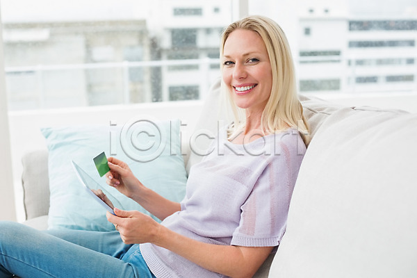 전자상거래 행복 30대 백인 성인 여자 한명 JPG 포토 해외이미지 가정 거실 긴머리 라이프스타일 미소(표정) 세일 소파 쇼핑 신용카드 실내 앉기 온라인 응시 인터넷 잡기 체크카드 컴퓨터 태블릿 해외202004