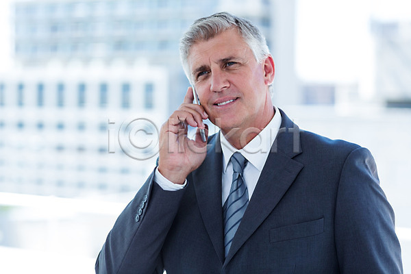 스마트 50대 남자 백인 중년 한명 JPG 포토 해외이미지 넥타이 무선전화기 무선통신 비즈니스맨 사무실 서기 스마트폰 스크린 스타일 실내 전화기 정장 직장 짧은머리 해외202004 핸드폰