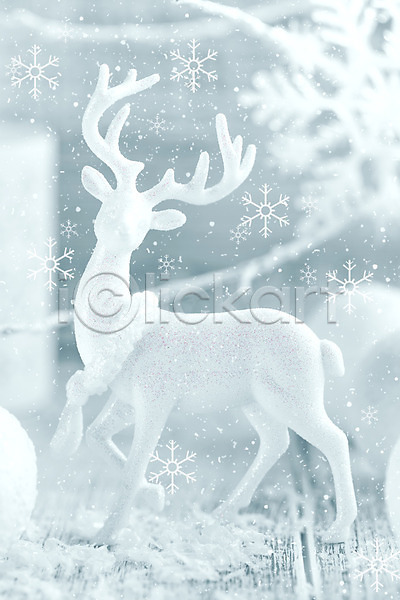 새로움 사람없음 JPG 포토 해외이미지 12월 겨울 계절 공 기념 눈송이 매달리기 반짝임 백그라운드 빛 사슴 우아 은색 장식 장식볼 축제 크리스마스 해외202004 흰색