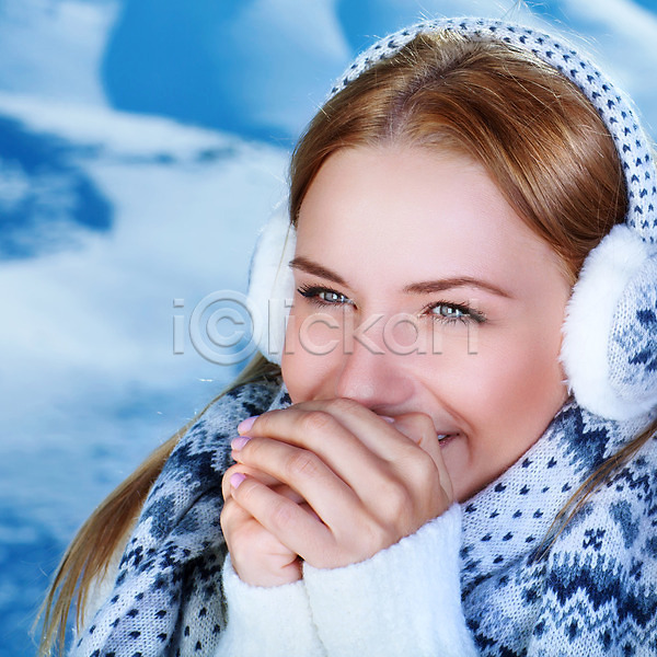 기쁨 따뜻함 행복 10대 사람 여자 한명 JPG 포토 해외이미지 겨울 계절 공원 라이프스타일 모델 목도리 서리 야외 옷 유행 해외202004 흰색