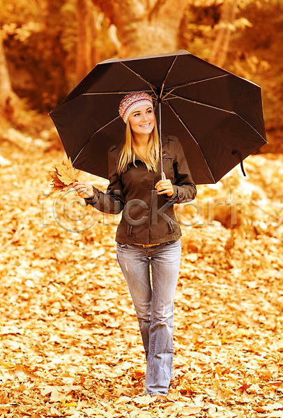 산책 행복 백인 사람 성인 성인여자한명만 여자 한명 JPG 포토 해외이미지 가을(계절) 걷기 검은색 계절 공원 금발 나무 날씨 노란색 모델 미소(표정) 서기 숲 야외 양산 우산 잎 자연 잡기 재킷 해외202004