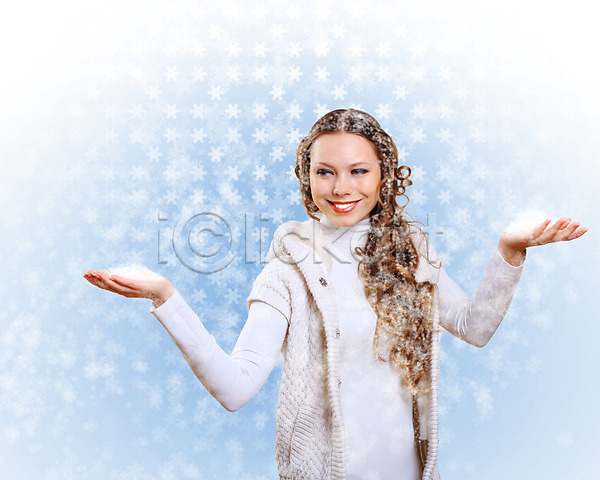 기쁨 따뜻함 행복 10대 백인 사람 성인 여자 한명 JPG 포토 해외이미지 겨울 계절 긍정 돌봄 모델 목도리 미소(표정) 백그라운드 손모아장갑 스웨터 옷 유행 해외202004 흰색