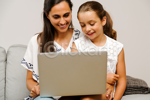 두명 백인 사람 성인 어린이 여자 JPG 포토 해외이미지 가르침 가족 거실 교사 교육 노트북 딸 미소(표정) 소파 스터디 엄마 컴퓨터 학교 학생 학습 해외202004