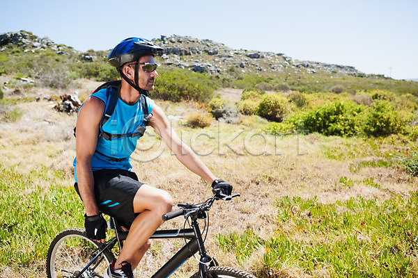 40대 남자 백인 성인 성인남자한명만 중년 한명 JPG 포토 해외이미지 맑음 사이클링 산 산악자전거 승차 야외 여름(계절) 운동 자전거 장비 주간 풍경(경치) 해외202004 햇빛 헬멧 환경