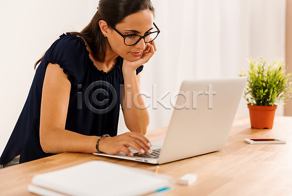 백인 사람 성인 성인여자한명만 여자 한명 JPG 포토 해외이미지 교사 교육 노트북 미소(표정) 비즈니스 사무실 안경 앉기 컴퓨터 학생 해외202004
