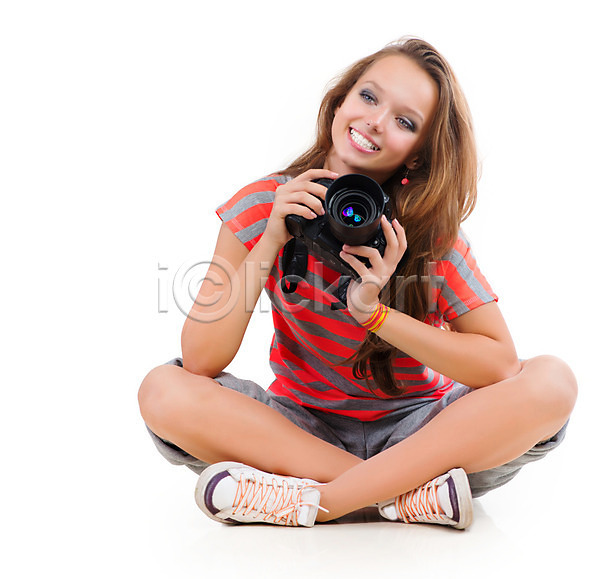 10대 사람 십대여자한명만 여자 한명 JPG 앞모습 포토 해외이미지 들기 미소(표정) 사진사 사진촬영 웃음 응시 잡기 전신 취미 카메라 해외202004 흰배경