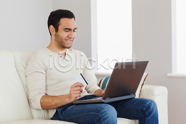 시원함 전자상거래 평화 행복 20대 남자 한명 JPG 포토 해외이미지 가정 갈색머리 거실 노트북 미소(표정) 소파 쇼핑 수염 신용카드 실내 앉기 온라인 인터넷 짧은머리 체크카드 컴퓨터 해외202004