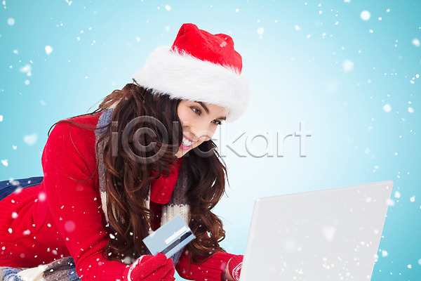전자상거래 축하 행복 20대 백인 사람 성인 성인여자한명만 여자 한명 JPG 비네팅 포토 해외이미지 갈색머리 겨울 노트북 디지털 미소(표정) 산타모자 쇼핑 신용카드 온라인쇼핑 체크카드 축제 크리스마스 파란색 해외202004