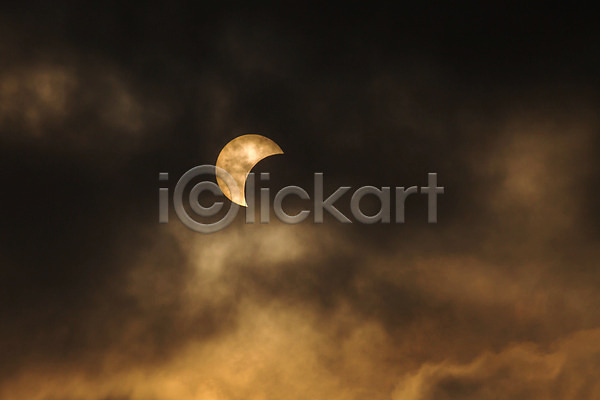 사람없음 JPG 포토 해외이미지 SF 과학 구름(자연) 그림자 달 원형 자연 지구 하늘 해외202004 햇빛