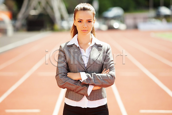 경쟁 성인 성인여자한명만 여자 한명 JPG 포토 해외이미지 경기장 달리기 도로 동료 라이프스타일 백그라운드 비즈니스 비즈니스우먼 사업가 야외 해외202004 회사