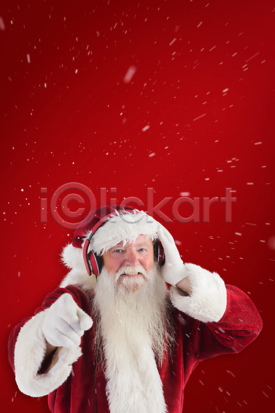 남자 노년 노인남자한명만 한명 JPG 앞모습 포토 해외이미지 가리킴 눈내림 듣기 빨간색 산타클로스 상반신 크리스마스 해외202004 헤드폰
