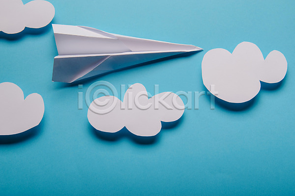 사람없음 JPG 포토 해외이미지 구름(자연) 무료이미지 백그라운드 종이비행기 종이접기 파란배경 페이퍼아트 하늘 해외202004