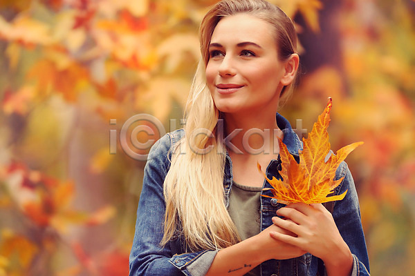기쁨 행복 백인 사람 성인 성인여자한명만 여자 한명 JPG 포토 해외이미지 가을(계절) 계절 공원 나무 날씨 노란색 단풍 라이프스타일 모델 미소(표정) 숲 야외 얼굴 유행 응시 잎 자연 잡기 해외202004 휴가