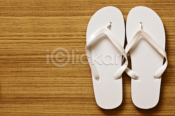 사람없음 JPG 포토 해외이미지 2 가로 고무 더블 목재 바닥 샌들 신발 쌍둥이 여름(계절) 오브젝트 우주 플라스틱 해외202004 흰색