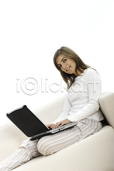 성인 성인여자한명만 여자 한명 JPG 포토 해외이미지 네트워크 노트북 미소(표정) 비즈니스 비즈니스우먼 소파 앉기 이메일 직업 직장 컴퓨터 프리랜서 학생 학습 해외202004