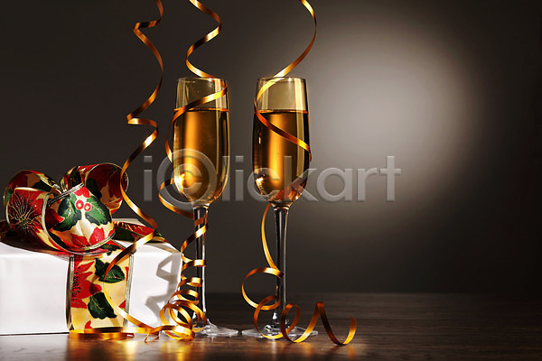 사랑 새로움 축하 행복 사람없음 JPG 포토 해외이미지 검은배경 겨울 기념 기념일 디자인 리본 백그라운드 빛 상자 샴페인 샴페인잔 선물 알코올 음료 축제 크리스마스 파티 해외202004