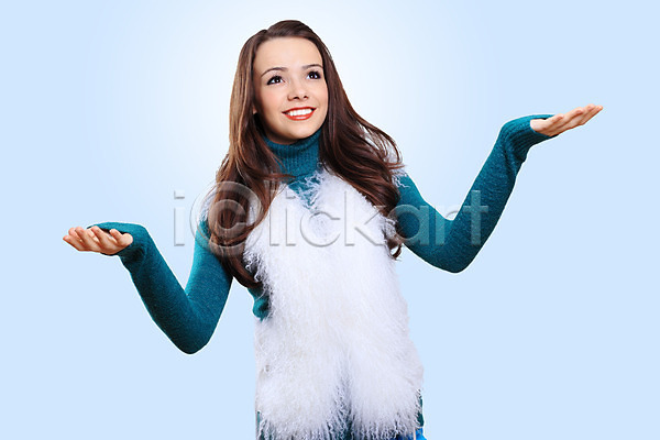 기쁨 따뜻함 행복 10대 백인 사람 성인 여자 한명 JPG 포토 해외이미지 겨울 계절 긍정 돌봄 모델 미소(표정) 백그라운드 손모아장갑 스웨터 옷 유행 해외202004 흰색